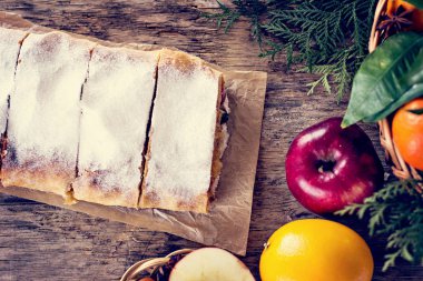 meyveli turta ve kış dekor.