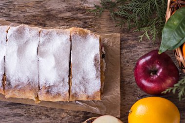 meyveli turta ve kış dekor.