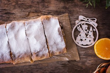 meyveli turta ve kış dekor.