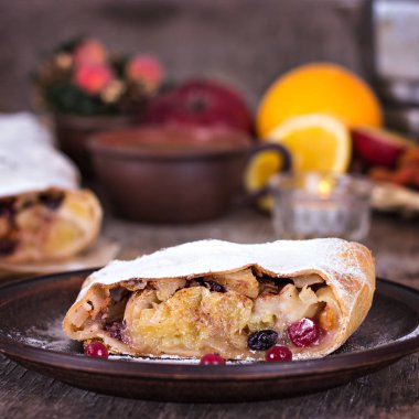 meyveli turta ve kış dekor.