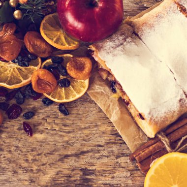 meyveli turta ve kış dekor.