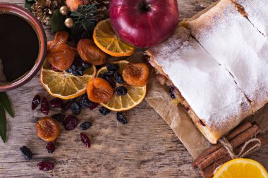 meyveli turta ve kış dekor.