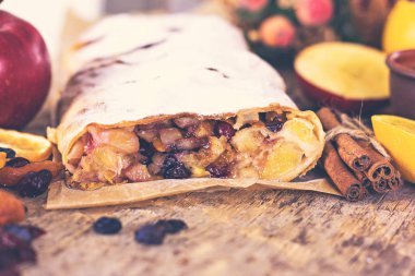 meyveli turta ve kış dekor.