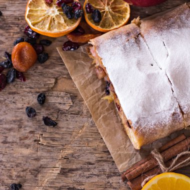 meyveli turta ve kış dekor.