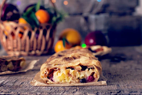 meyveli turta ve kış dekor.