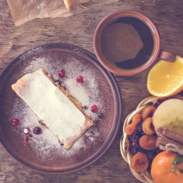 Strudel und Winterdekoration — Stockfoto