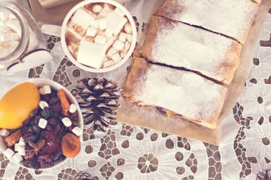 meyveli turta ve kış dekor