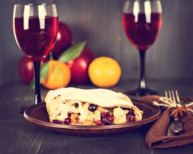 meyveli turta ve şarap