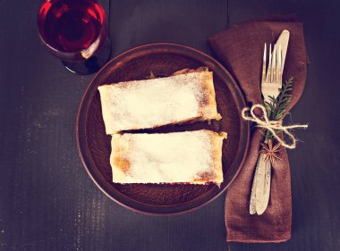 meyveli turta ve şarap