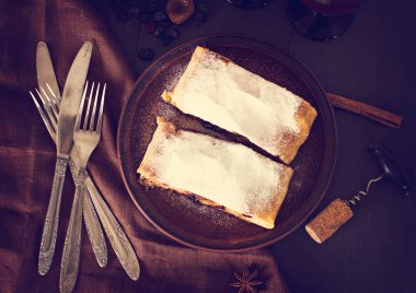 Strudel koyu arka plan üzerinde. 