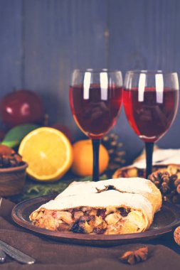 meyveli turta ve şarap