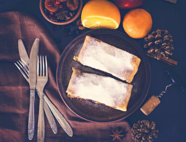 meyveli turta ve şarap