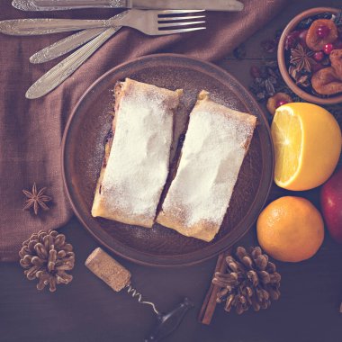 meyveli turta ve şarap