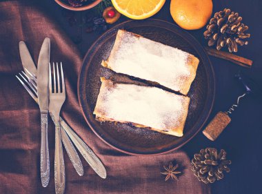 meyveli turta ve şarap