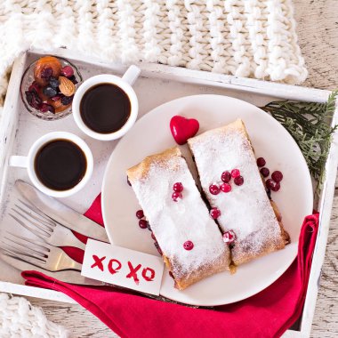 Meyveli turta ve kahve bir tepsi