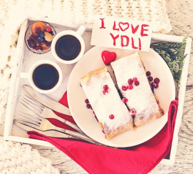 Meyveli turta ve kahve bir tepsi