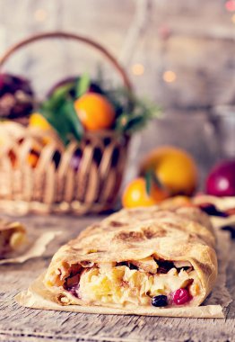 meyveli turta ve kış dekor.