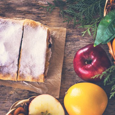 meyveli turta ve kış dekor.