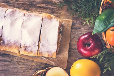 meyveli turta ve kış dekor.