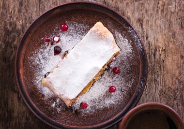 Strudel koyu arka plan üzerinde. 