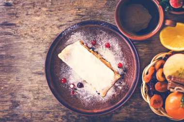 meyveli turta ve kış dekor.