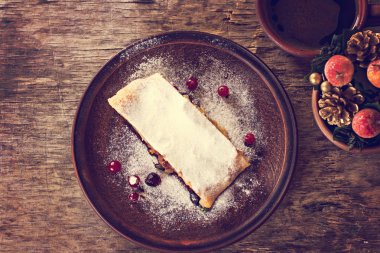 Strudel koyu arka plan üzerinde. 