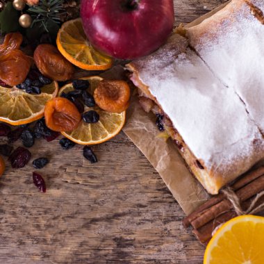 meyveli turta ve kış dekor.