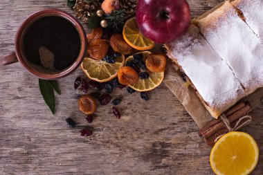 meyveli turta ve kış dekor.