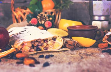 meyveli turta ve kış dekor.