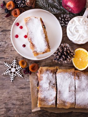 meyveli turta ve kış dekor