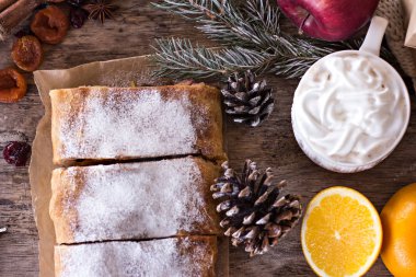 meyveli turta ve kış dekor