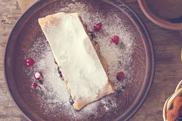 Strudel su sfondo scuro . — Foto Stock