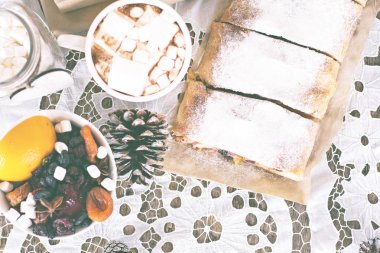 meyveli turta ve kış dekor