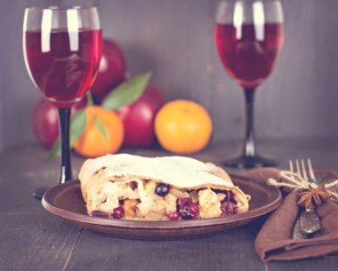 meyveli turta ve şarap