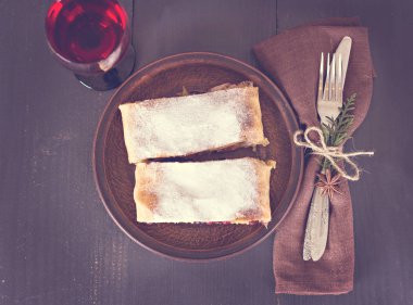 meyveli turta ve şarap