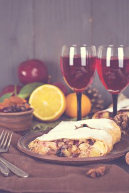 meyveli turta ve şarap