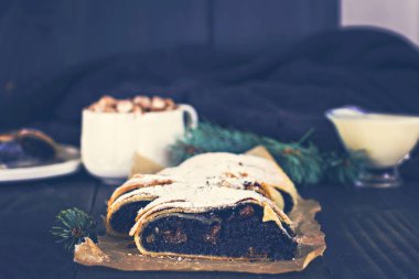 siyah arka plan üzerine Strudel