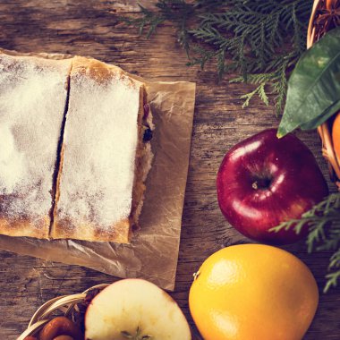 meyveli turta ve kış dekor.