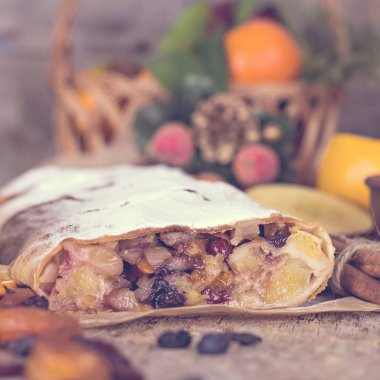 meyveli turta ve kış dekor.