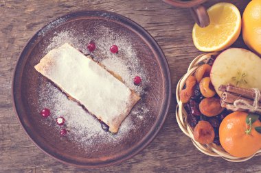 meyveli turta ve kış dekor