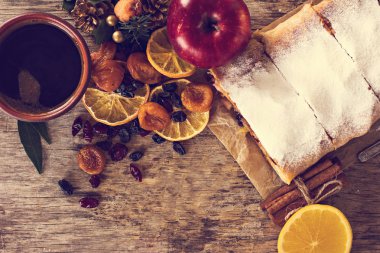 meyveli turta ve kış dekor.