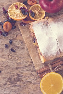 meyveli turta ve kış dekor.