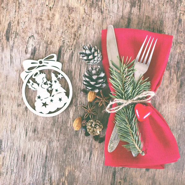 Накрытый стол с зимним, рождественским декором — стоковое фото