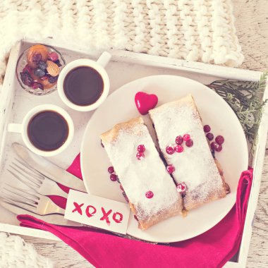 Meyveli turta ve kahve bir tepsi