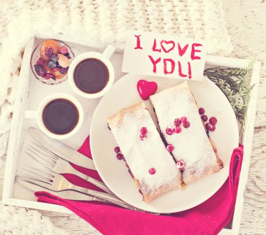 Meyveli turta ve kahve bir tepsi