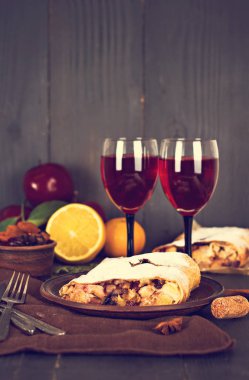 meyveli turta ve şarap