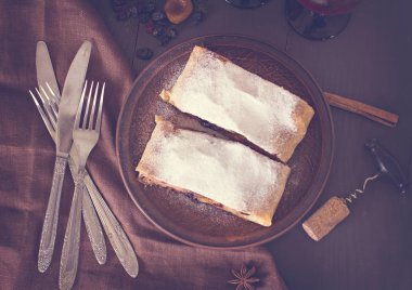 Strudel koyu arka plan üzerinde. 