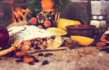 meyveli turta ve kış dekor.