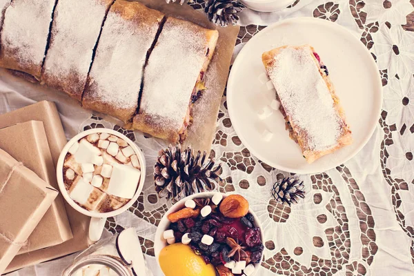 meyveli turta ve kış dekor