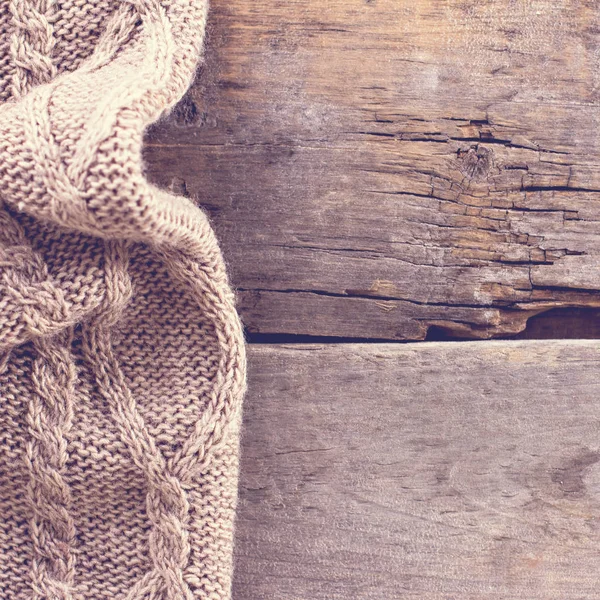 古い木の板に格子縞、ニットのセーター — ストック写真